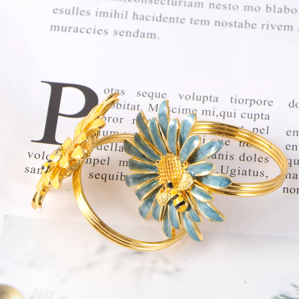 

2pcs Zinc Alloy Napkin Rings Golden Color Dinner Decorations Flower Party Buckle Holders Kitchen Bar Supplies