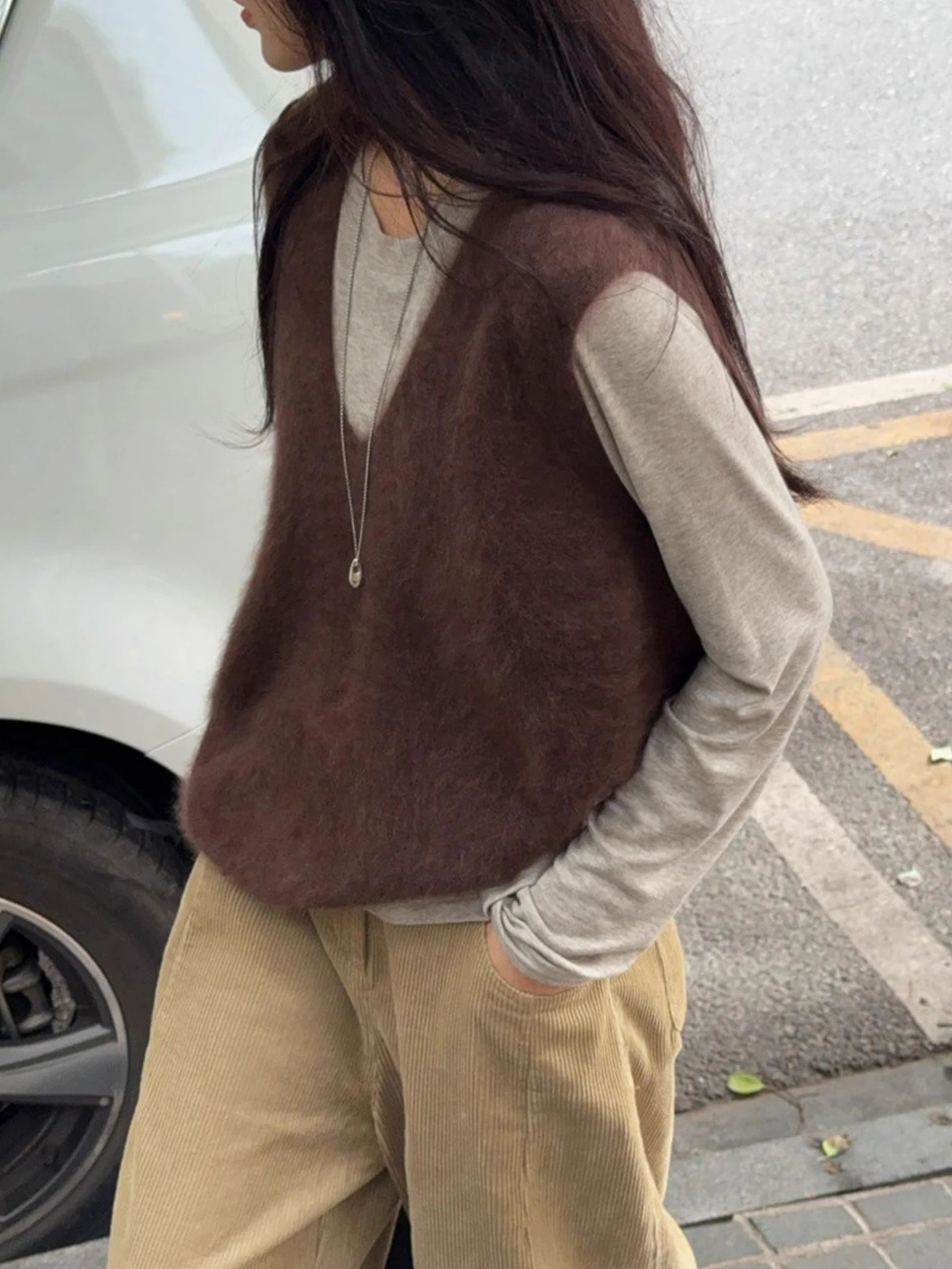 

Retro Camere Knitted Vest Layering Autumn 2025 New Faion Overhead Artistic Sle Women's Vest Comfortable Regular Fit V-Ne