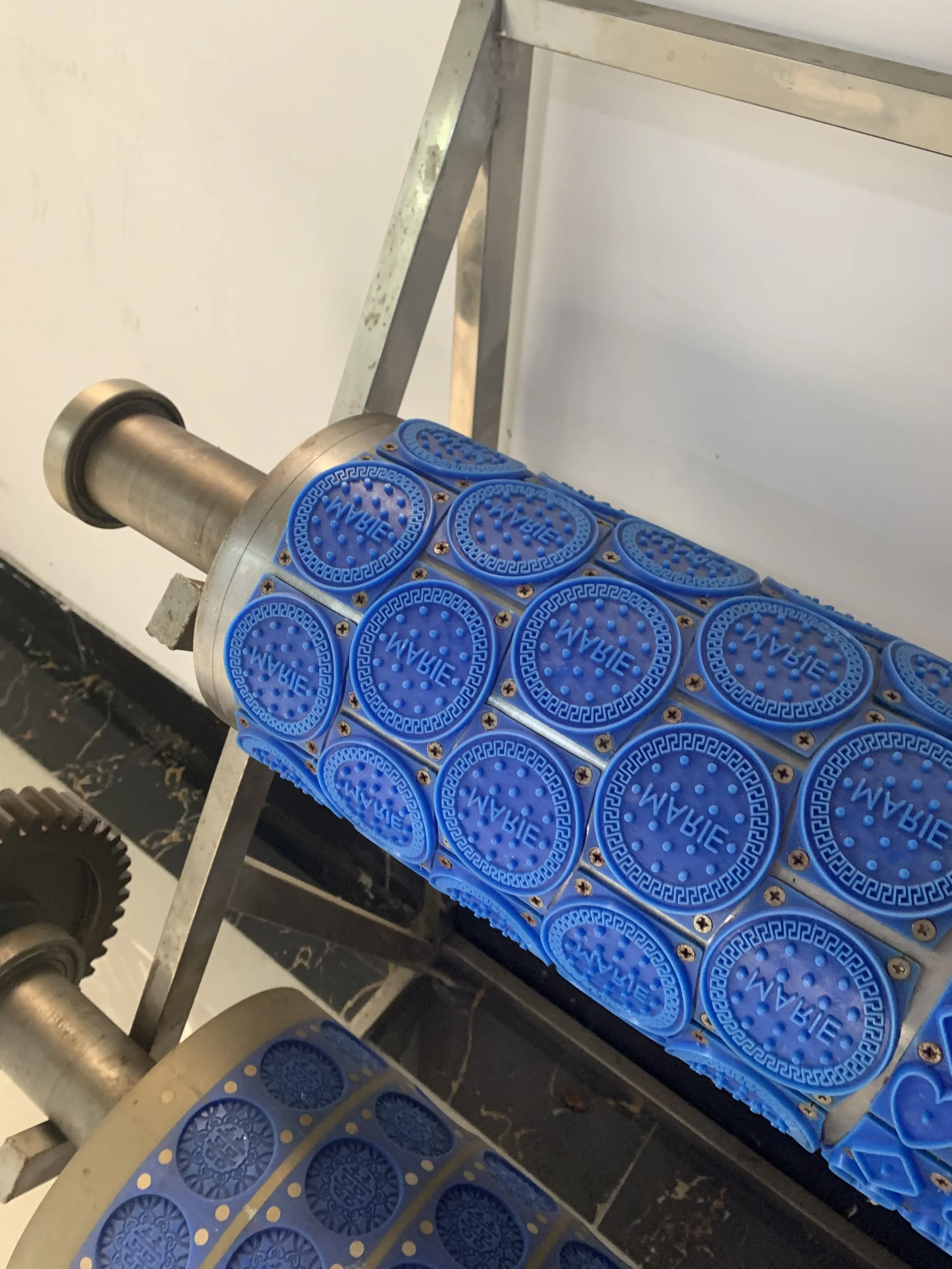 Exquisite Handwerkskunst Kleine Miniatur-Keksform-Rotationsformmaschine für die Keksformung