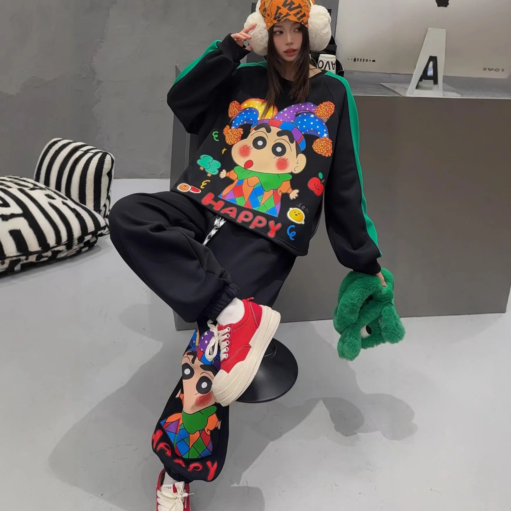 Novo conjunto de duas peças Crayon Shin-chan – feminino emendado contraste cor espartilho suéter moletom solto preguiçoso vibração roupa de desviando de idade