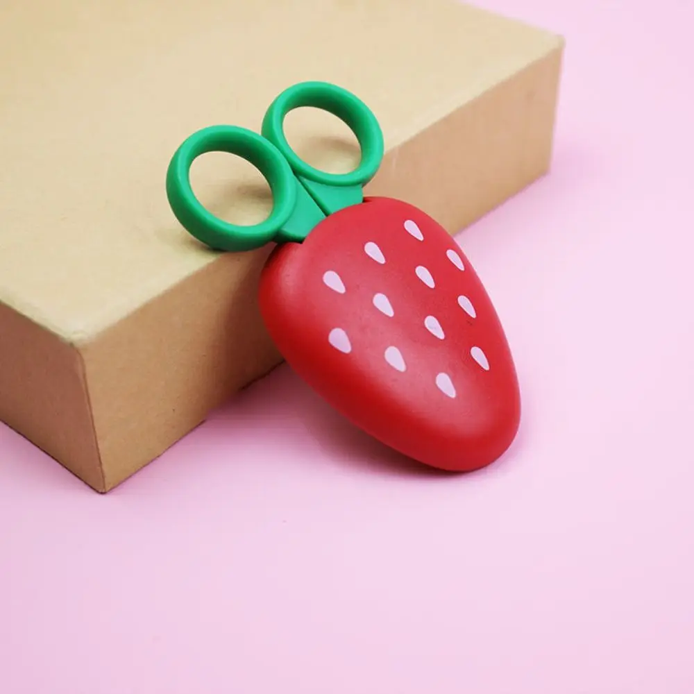 4 Uds tijeras magnéticas de frutas de dibujos animados uva plátano Mini tijeras de bolsillo cortador de papel creativo multifunción papelería escuela