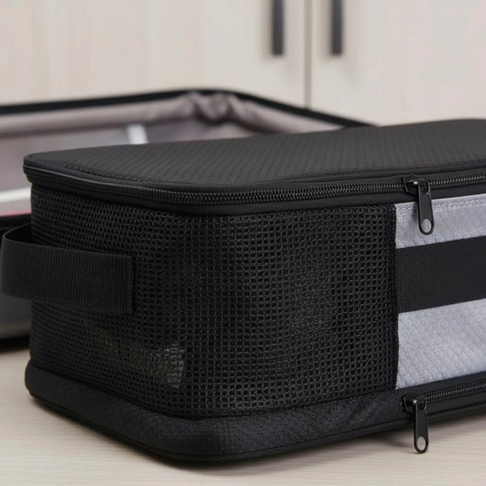 

Sports Shoe Travel Pouch Large Capacity Breathable Athletic Shoe Organizer Portable Shoe Bag Two-Section Compartment
