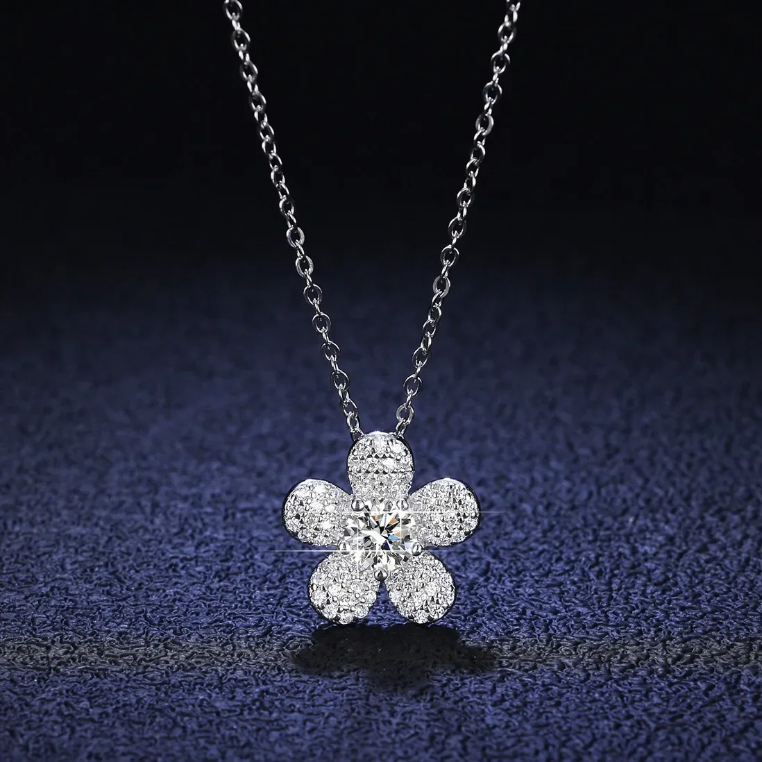 

Luxury Platinum Pendants 0.5 Ct Moissanite Diamond Necklace for Women Camellia New Collarbone Chain Pt950 Wedding Jewelry Gift