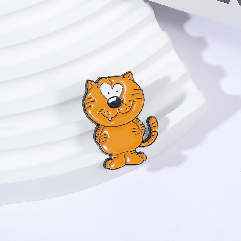 Cartoon Comedy Animation Yellow Cat Brooch Enamel Pins Cute Smile Cat With Heart Eyes Brooches Lapel Badge Fashion Jewelry Gifts