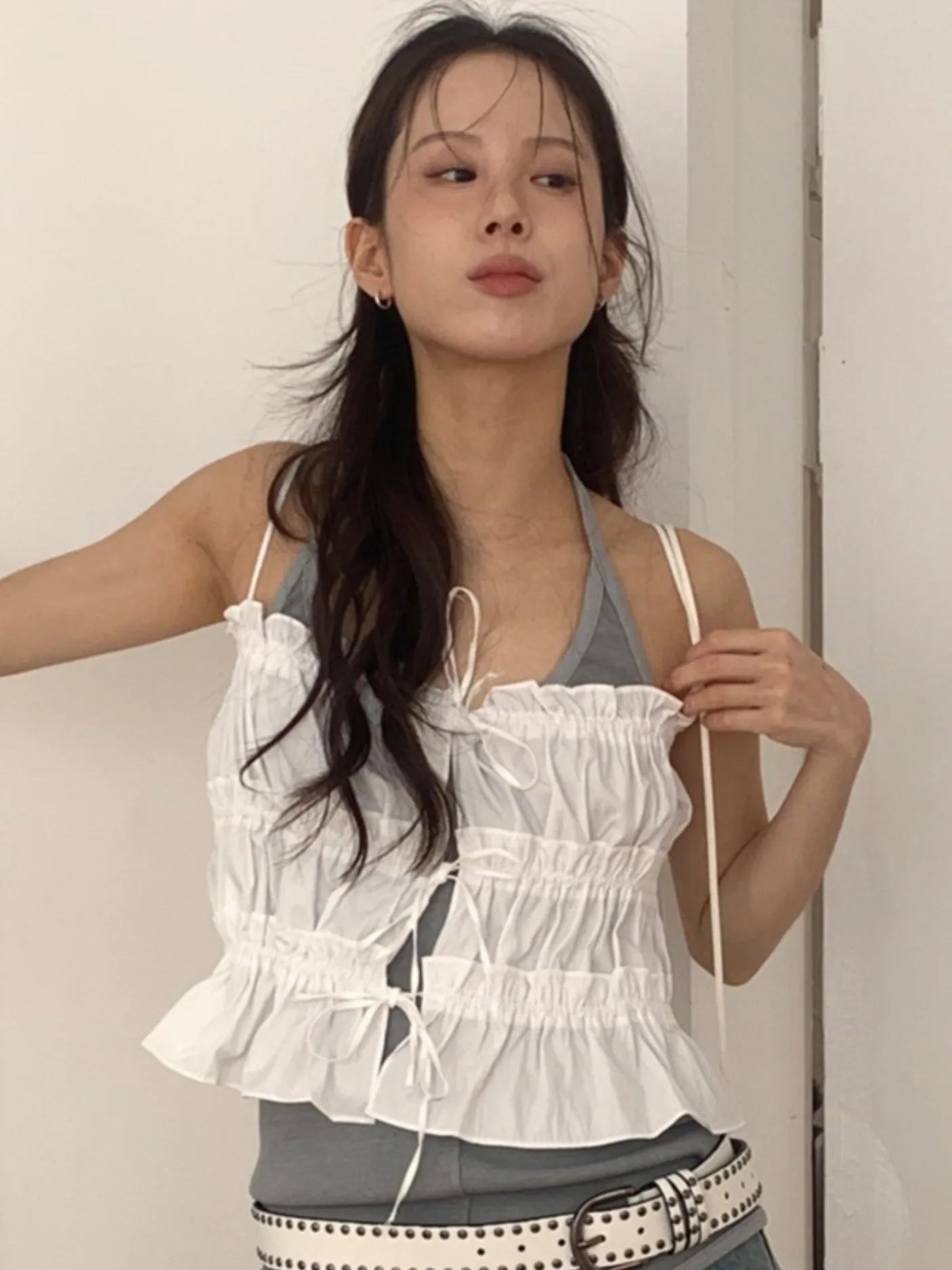 

Шикарный топ с узлом, белый слинг с поясом, супер красивый праздничный летний маленький белый свитер на бретельках Ele