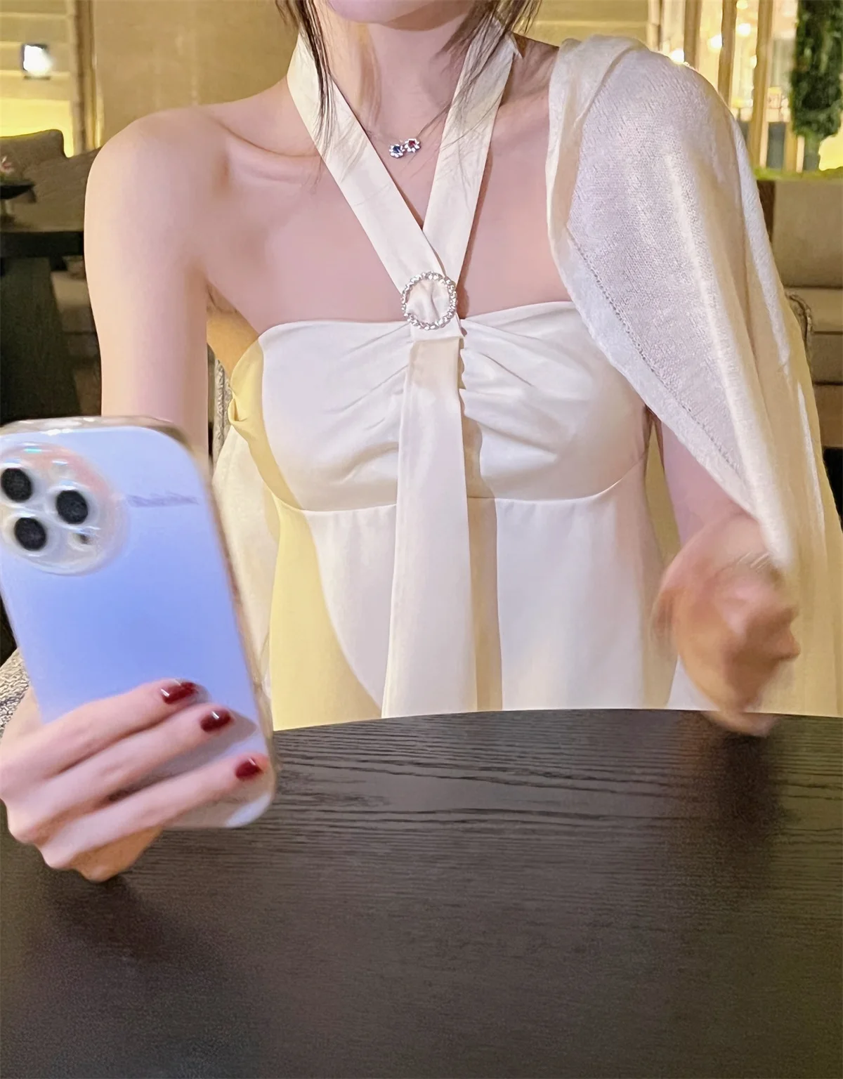 

Женский летний новый топ с высоким воротом и гладкой поверхностью, укороченный, на пуговицах, без бретелек, с драпировкой, элегантный