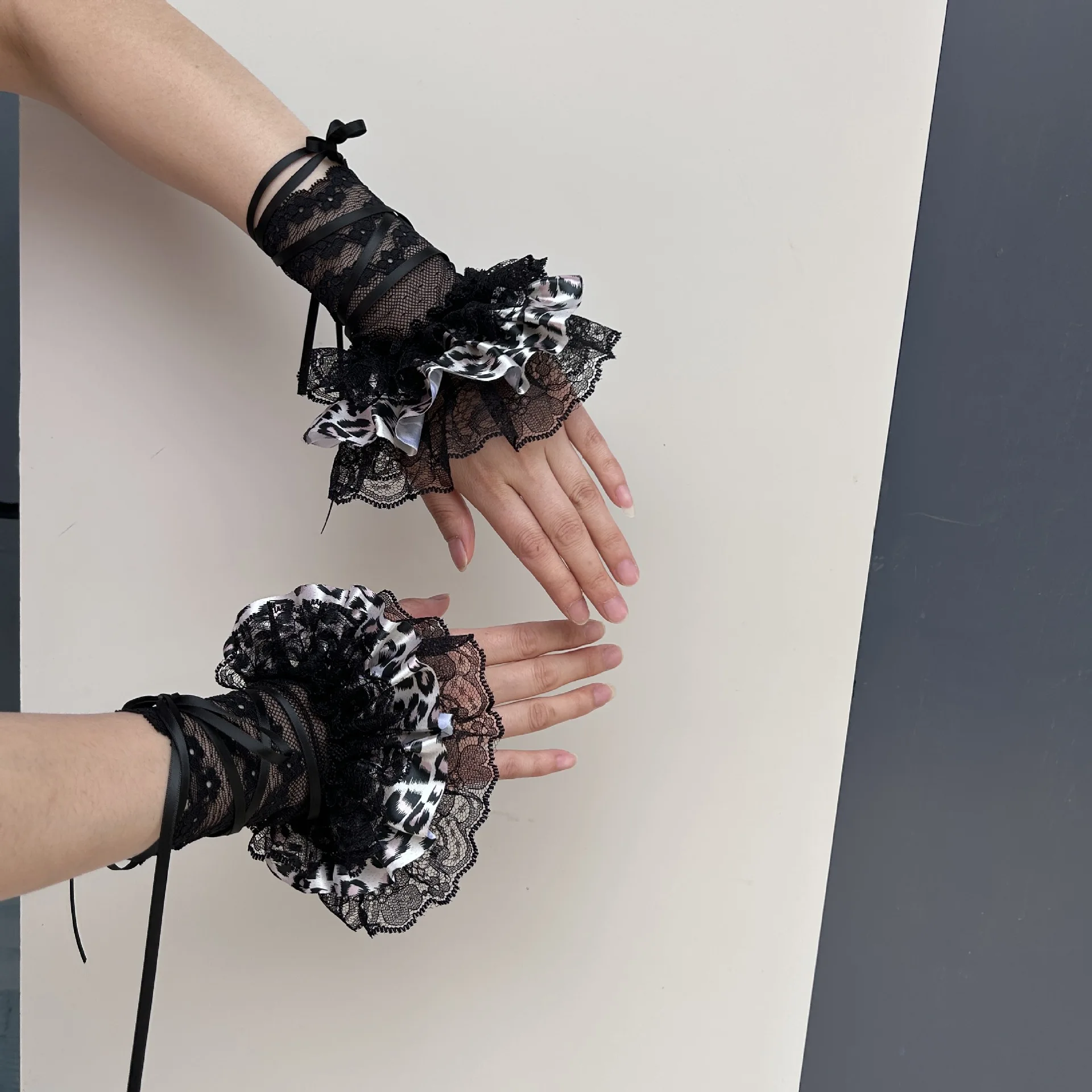Lolita Guanti con volant in pizzo nero Rete gotica Maniche con fiocco Subcultura Y2K Coprigambe Steampunk Ragazza piccante Manica con volant in pizzo