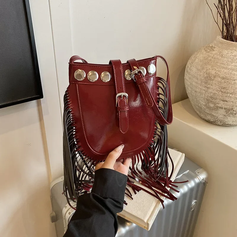 

Персонализированная сумка через плечо с заклепками и кисточками, маленькая квадратная сумка через плечо, модный аксессуар