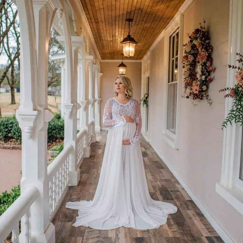 abito-lungo-da-maternita-con-scollo-a-v-patchwork-in-pizzo-e-strascico-per-servizi-fotografici