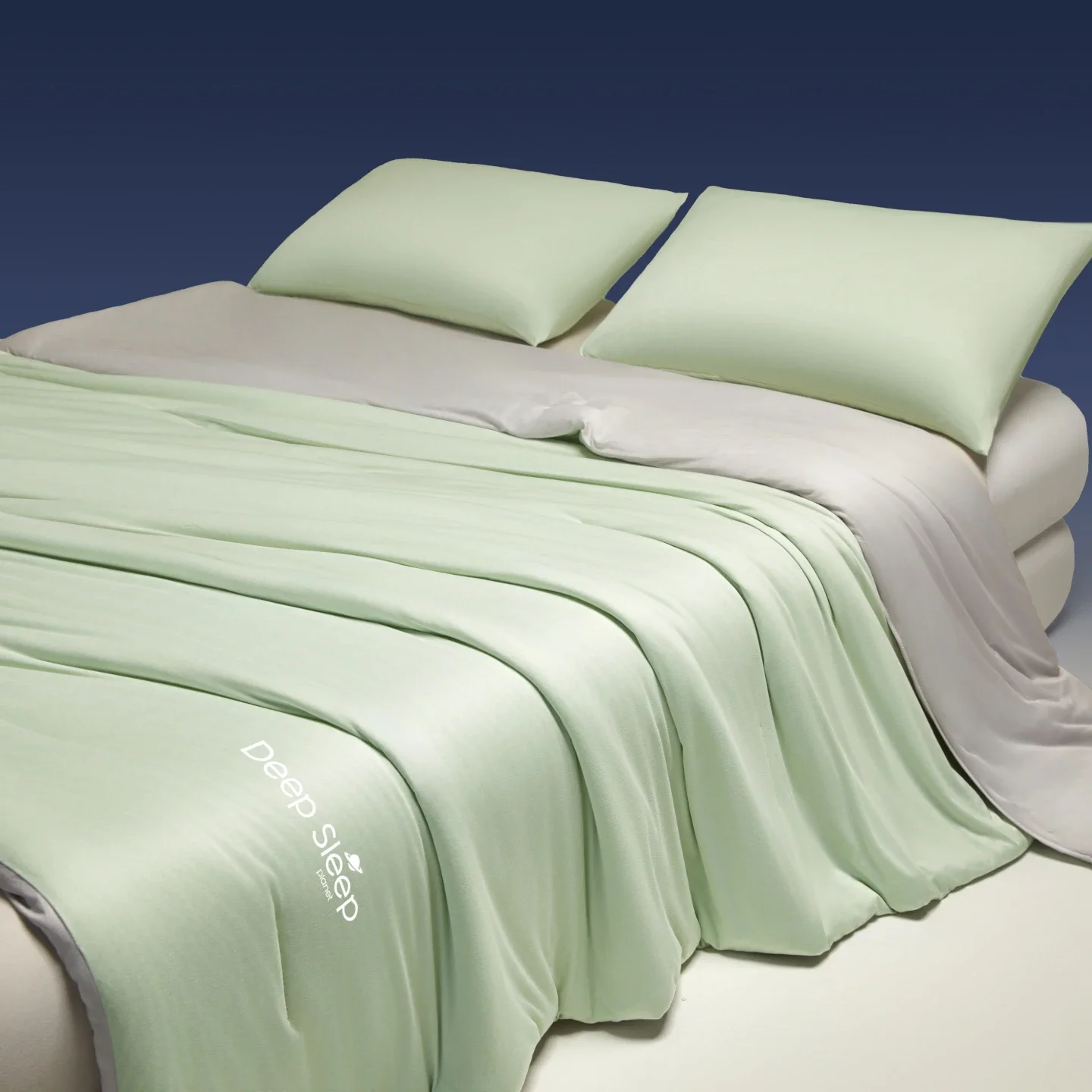 Cool Feeling Summer Quilt Breathable Air Conditioner Comforter Ice Silk Cooling Blanket for Bed Soft Skin Friendly Summer Duvet