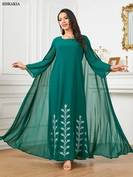 Sukienki Siskakia z długimi rękawami długa sukienka muzułmański haft z peleryną moda elegancki luźny kaftan Marocain Femme 2024