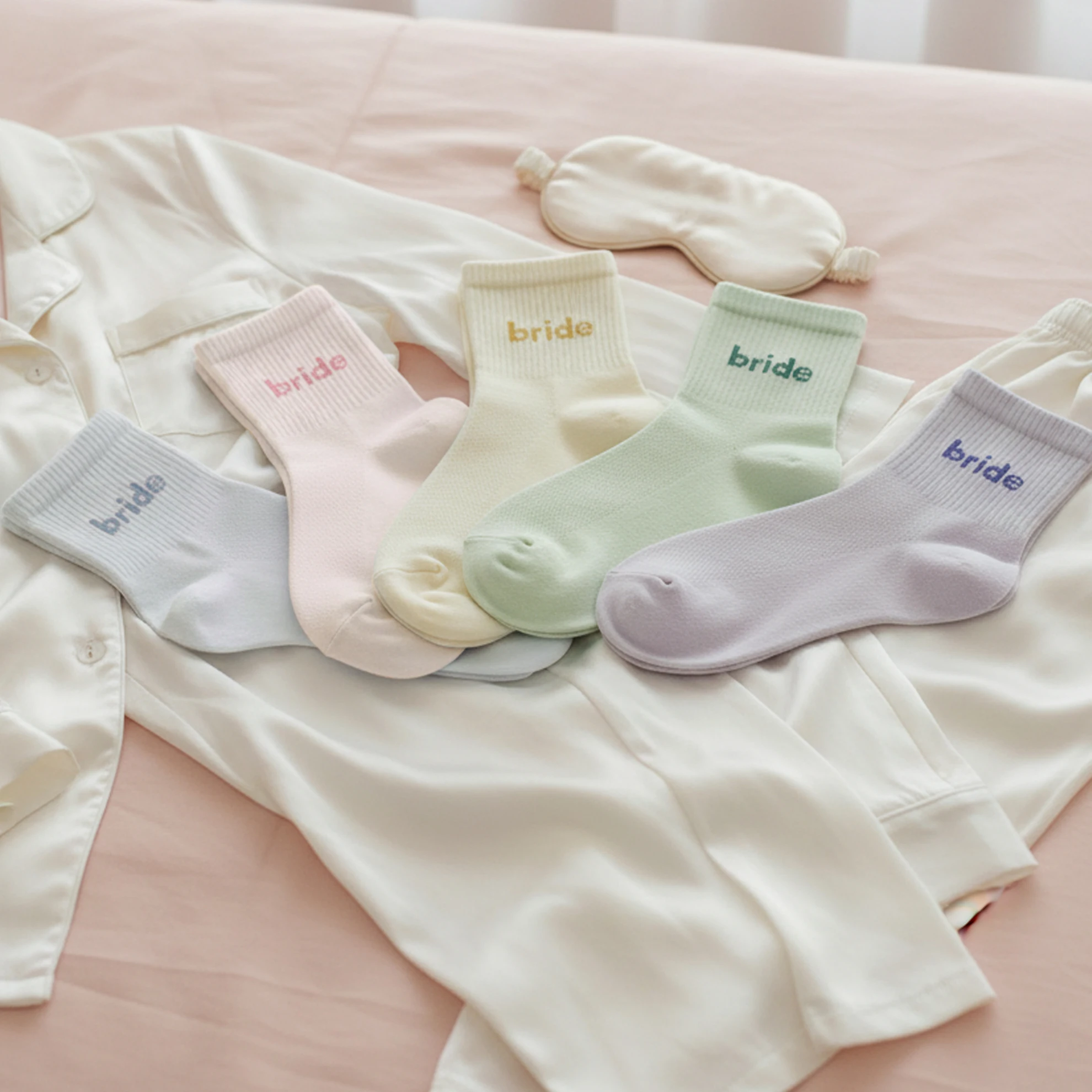 

5 Pcs Bride Socks, Cozy Soft Crew Socks, Gifts For Bridal Shower Engagement Wedding Party Bachelorettes Sleepover & Photos Props