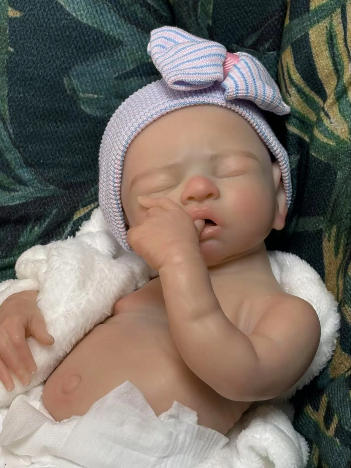 Neue 16-Zoll-schöne, sehr weiche, handgefertigte, schöne wiedergeborene Babypuppe aus Silikon zum Einschlafen, kann als Geburtstagsgeschenk für Kinder gekauft werden.