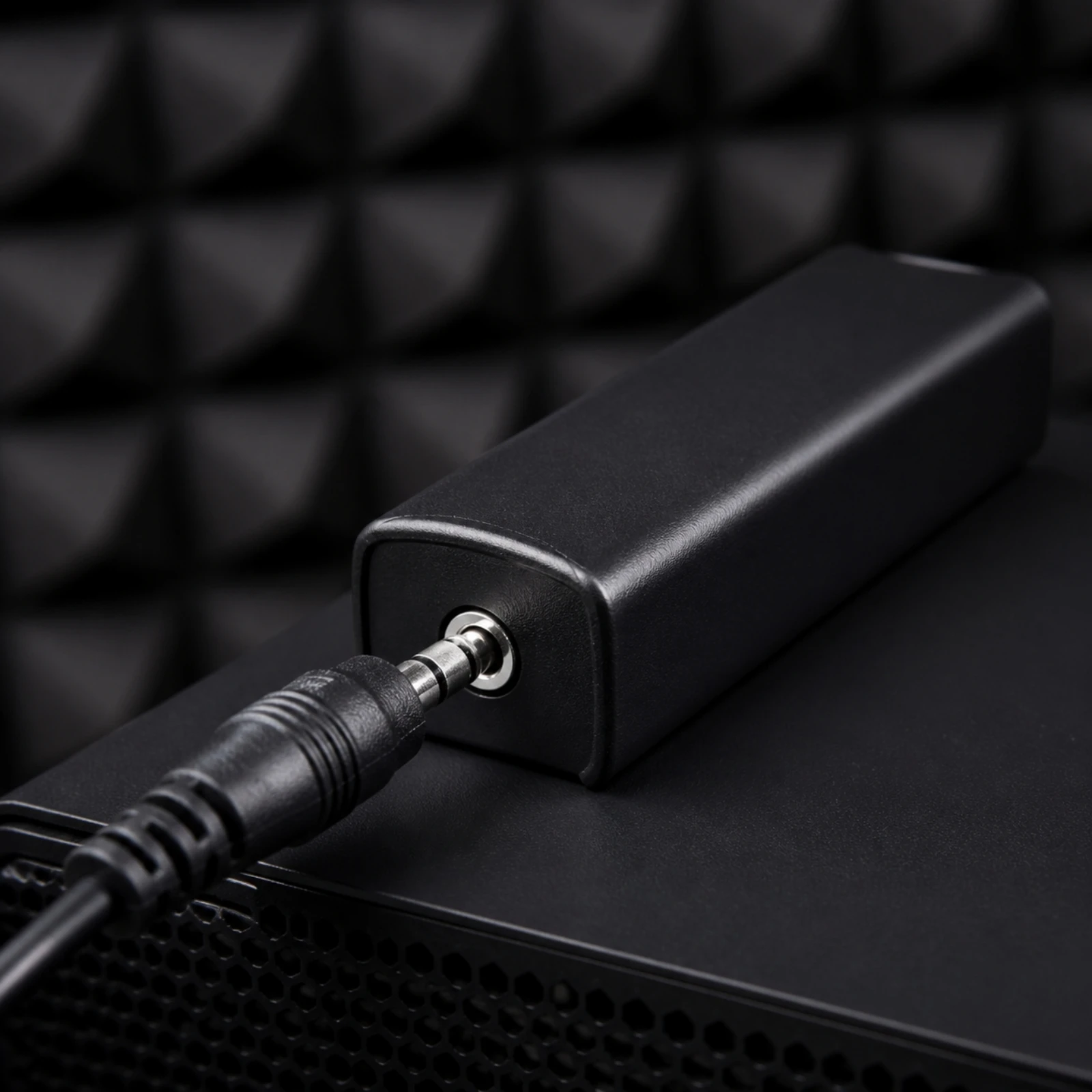 3.5mm Noise Isolator Compact Ground Loop Noise Isolator with 3.5mm Audio Cable Easy to Use Plug-and-Play for Desktop Listening