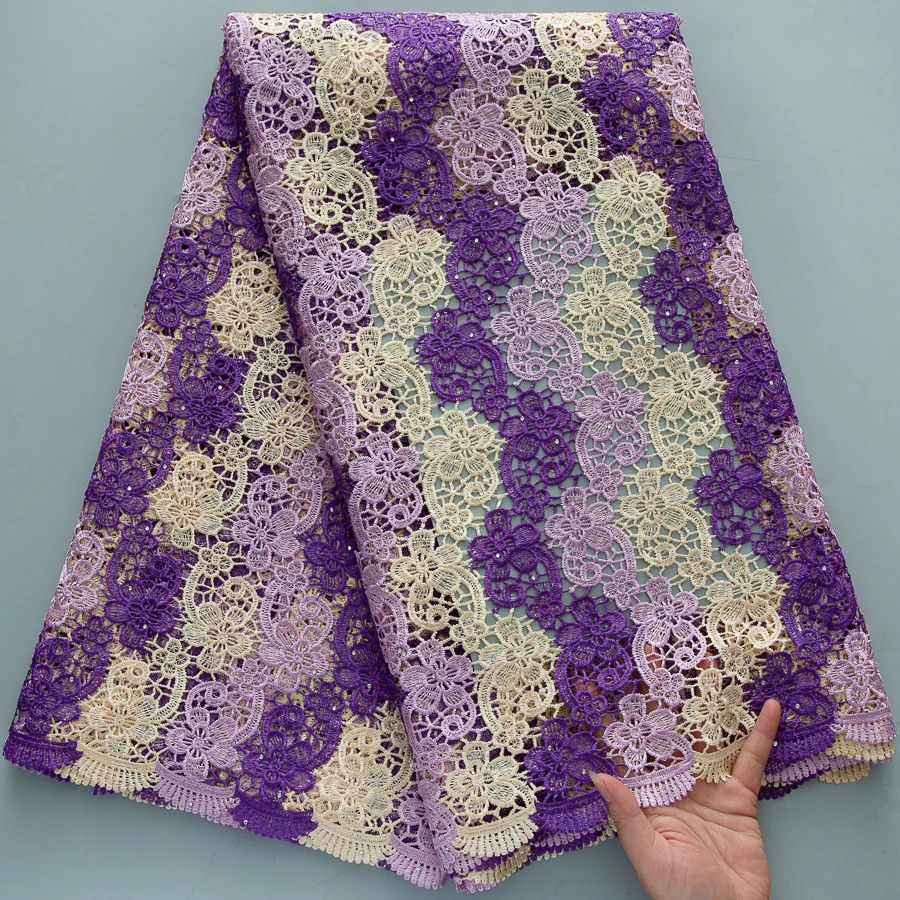 Afrikanischer Guipure-Kordelspitzenstoff - Lila & Beige Blumenstickerei Nigerianisches wasserlösliches Textil für Hochzeitskleider
