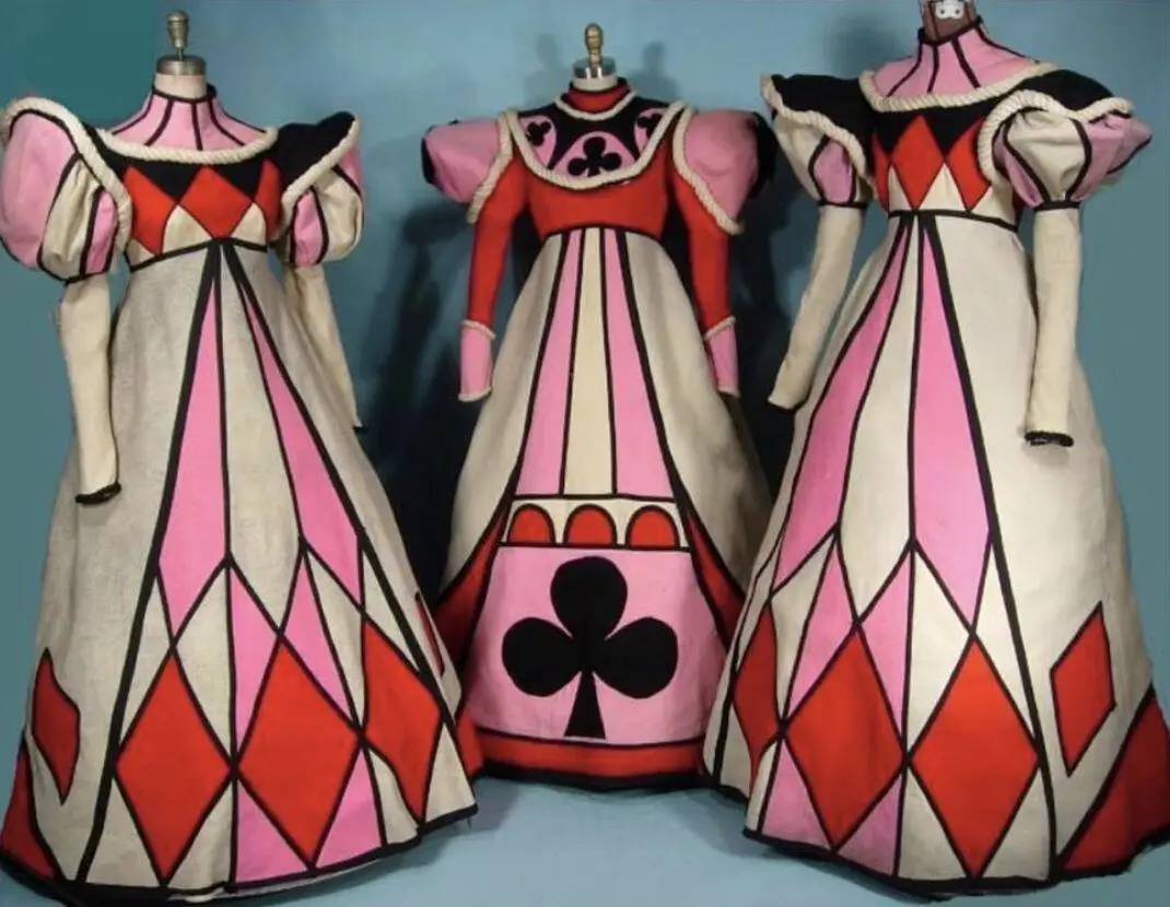 Vintage Viktorianisches Prinzessinnen-Kleid im Pokerkarten-Stil mit langen Puffärmeln Viktorianisches Edwardianisches Rotes Königin-Herz-Kostümkleid nach Maß
