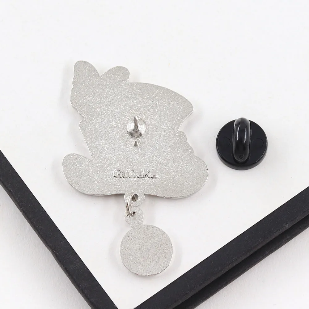 Bunte Pokerhut-Emaille-Pins, kreativer Zylinderhut mit hängender Taschenuhr, Broschen, Märchen-Abzeichen, Anstecknadel, Geschenk – Detail 3