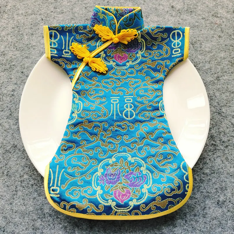 

New Chinese Style Jacquard Brocade Package Display Unique Eastern Traditional Qipao Shape Design Appliance Oriental Gift