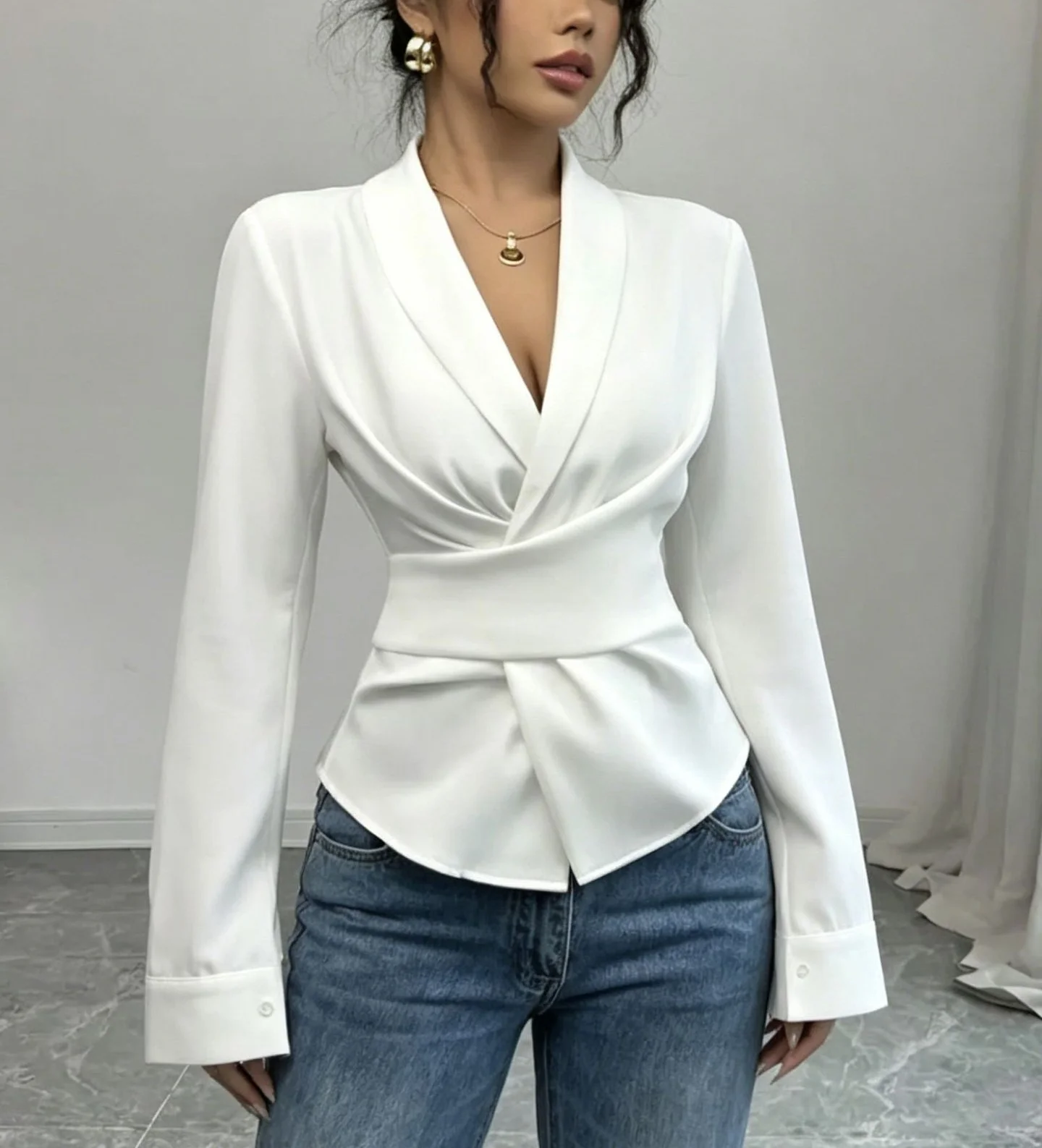 Commute-style short-sleeved V-neck fashionable long-sleeved shirt for women with a fitted waist and body-hugging design