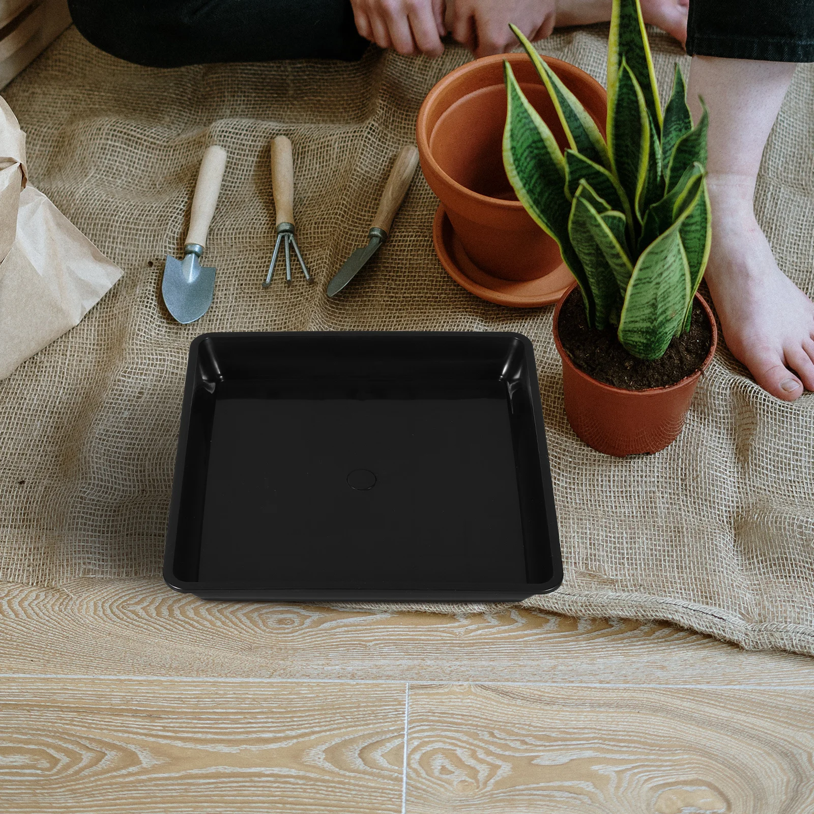 Kwadratowa taca ogrodowa, ozdobna, funkcjonalna podstawa pod doniczki, kwadratowa taca do podlewania, wytrzymały plastik, do użytku na zewnątrz i wewnątrz.