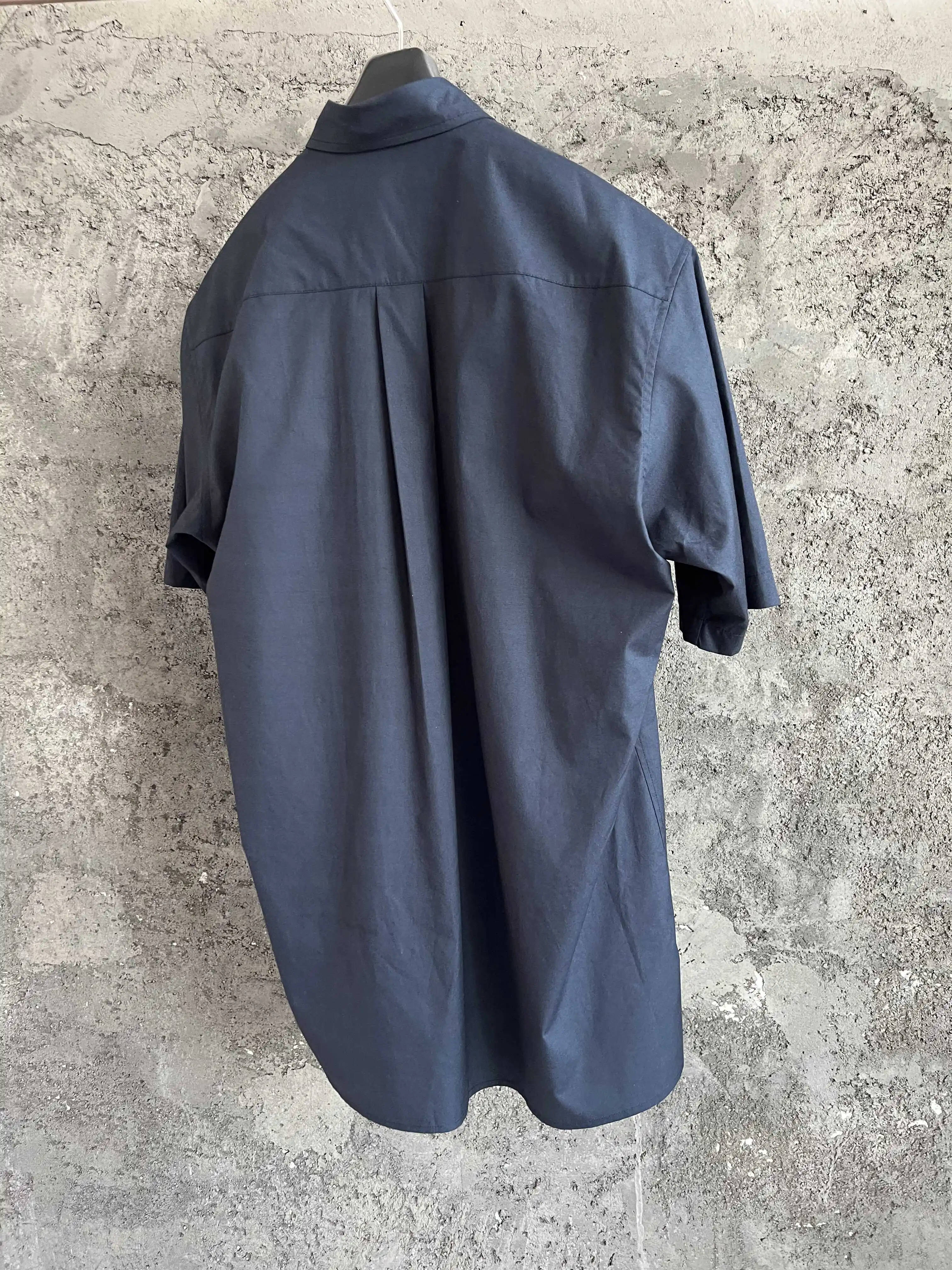 This is a short-sleeved shirt designed by a niche Japanese original designer with a textured print