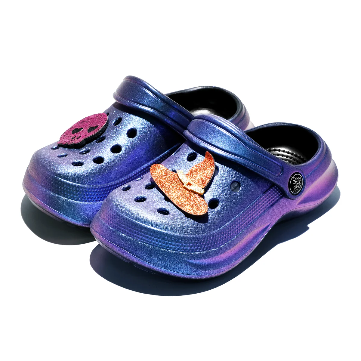 Kinder Slip-On Clogs und Pantoletten - Atmungsaktive, Wasserdichte EVA-Gartenschuhe mit Dekorativer Kette für Strand und Alltag 168 – Detail 8
