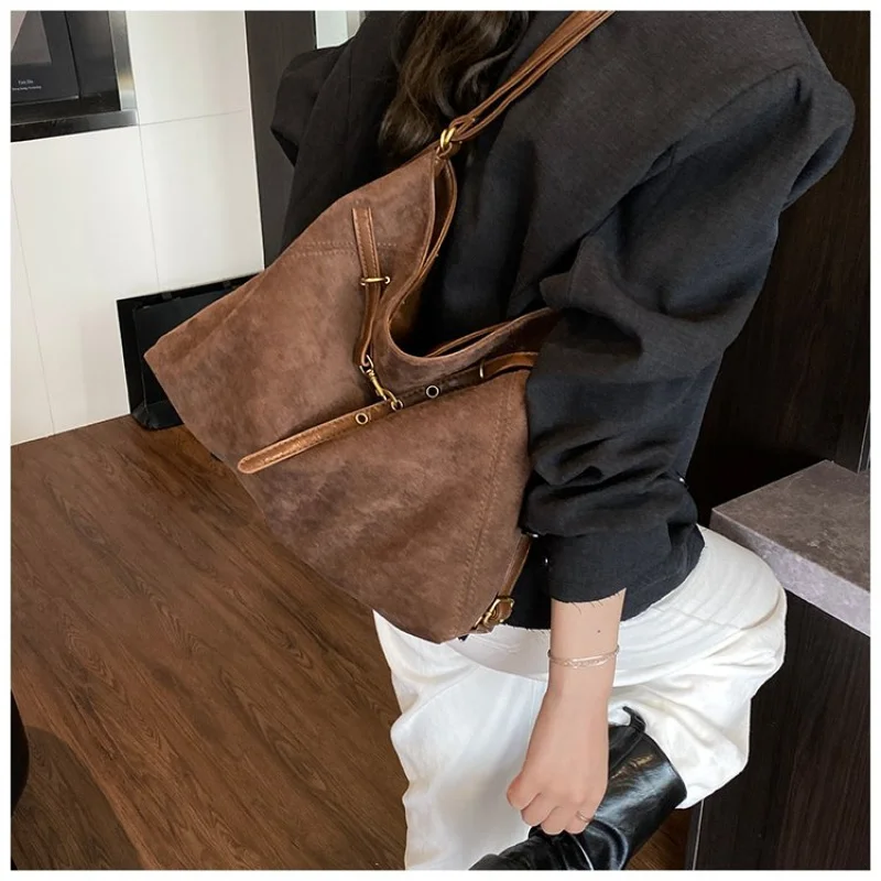 ウッドランドプリントレザーを使用したハイエンドな女性用トートバッグ。トレンディで有名な、きちんと整った、ゆったりとしたデイリールックを実現します。 ​