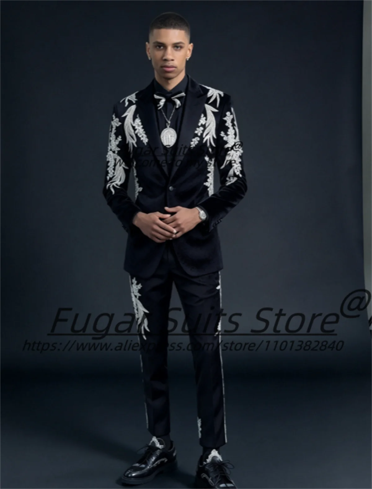 Elegant Black Velvet Men Suits Luxurious Floral Embroidery Peak Lapel Groom Wedding Tuxedos 2 Pieces Sets Prom Costume Homme