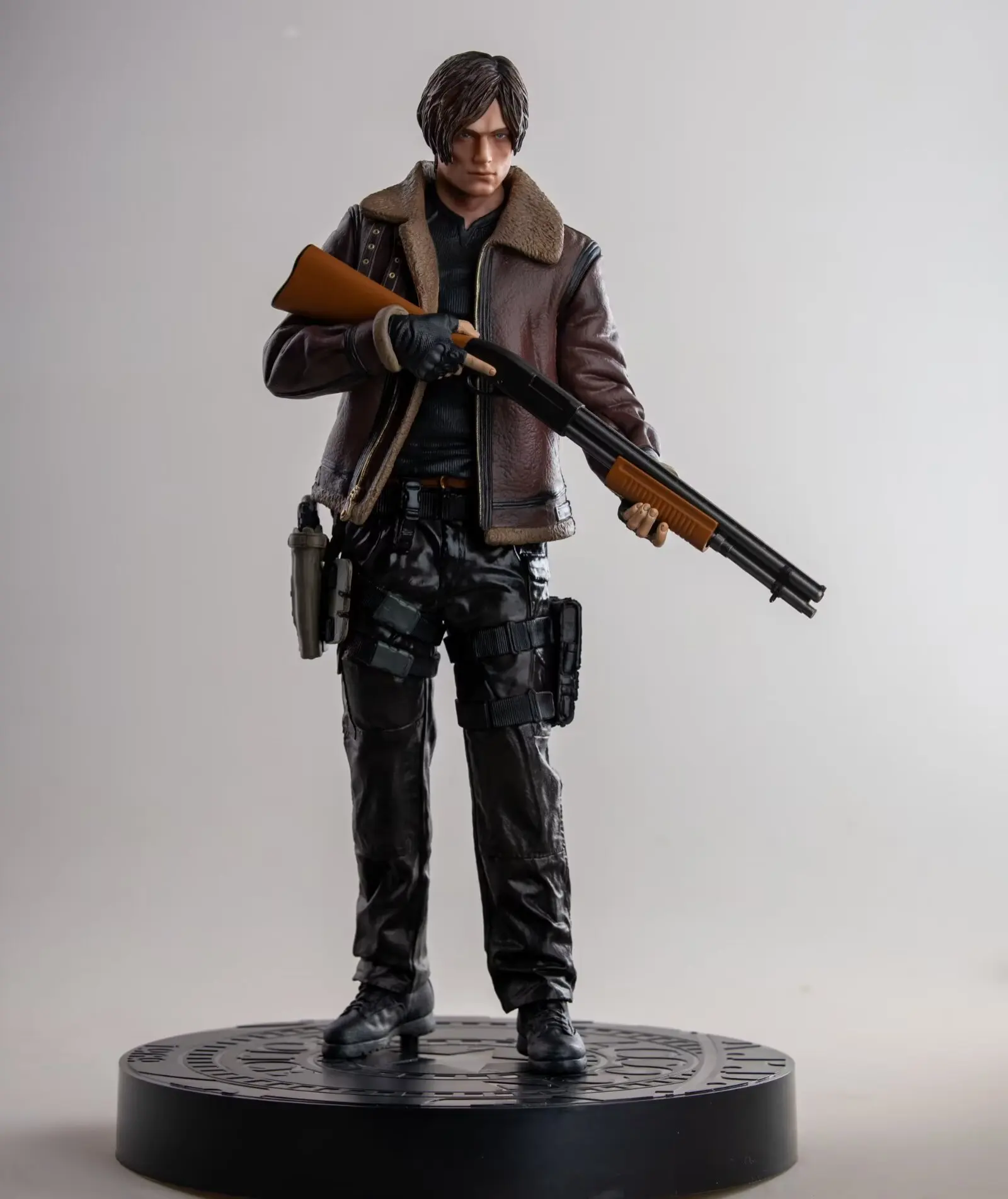 Wysokiej jakości gra Biohazard EVIL postać Leon Scott Kennedy zabawki figurki akcji 33cm