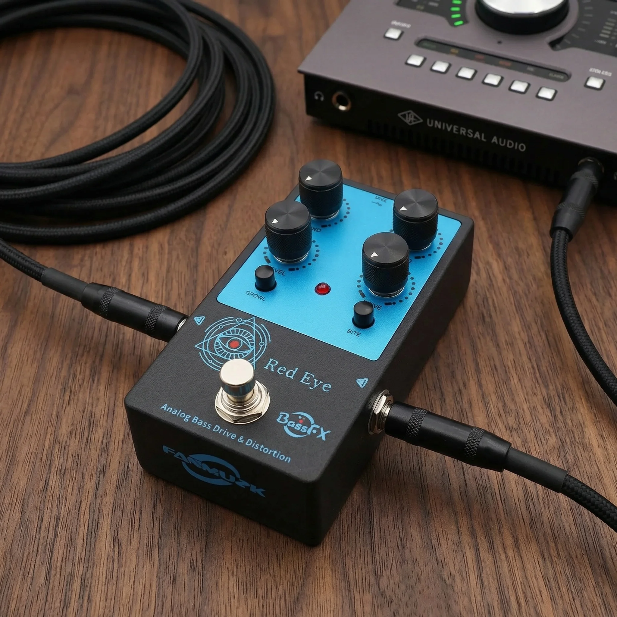 

Fanmuzk Analog Bass Drive Distortion Pedal Red Eye Series with Blend Control Knob/for Electric Bass Effect True Bypass