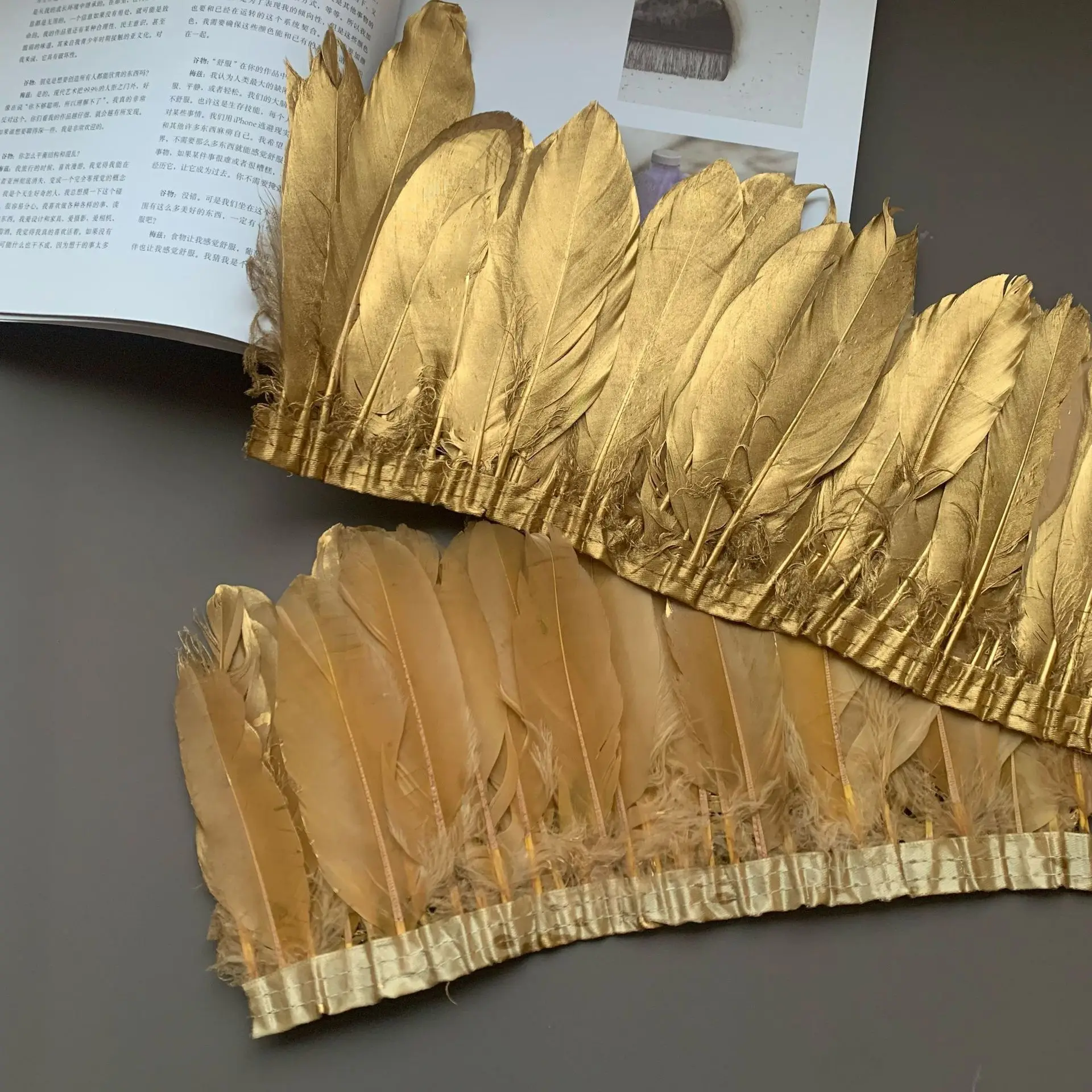 Aksesoris Pakaian Bulu Angsa Berujung Runcing Perak dengan Renda Emas di Tepi Kain Mengambang Besar untuk Pesta Pernikahan