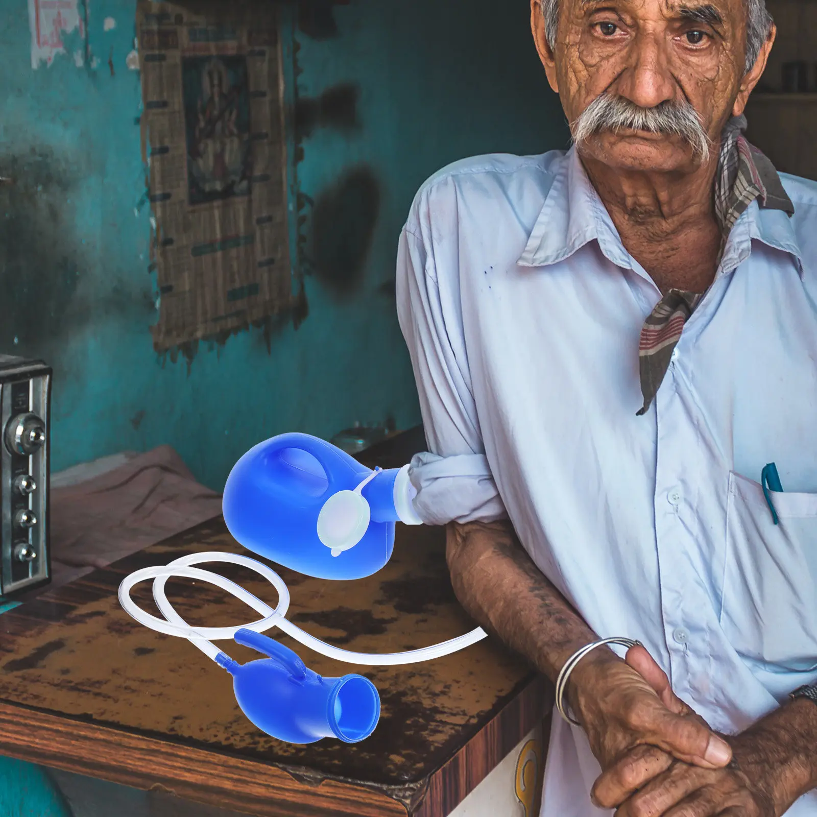 

2000Ml High Hardness Urinal Bottle with Lid Anti Aging Plastic Material Clear Graduations Easy Clean Portable for Men Elderly