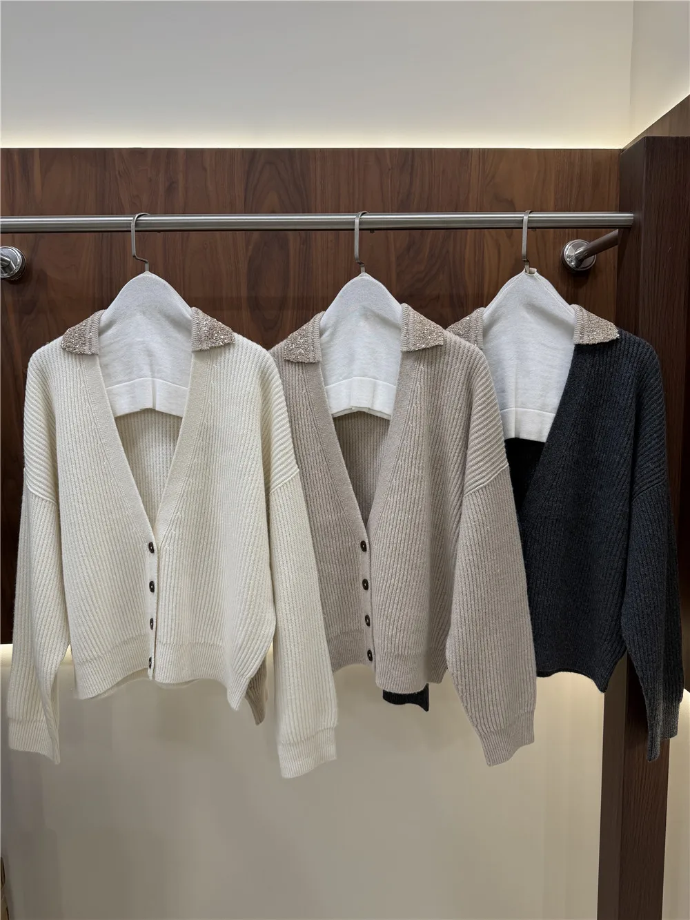 Women's V-Neck Cut-Out Knit Cardigan Autumn Wool Cashmere Outerwear Fashionable Warm Knittedwear for Fall