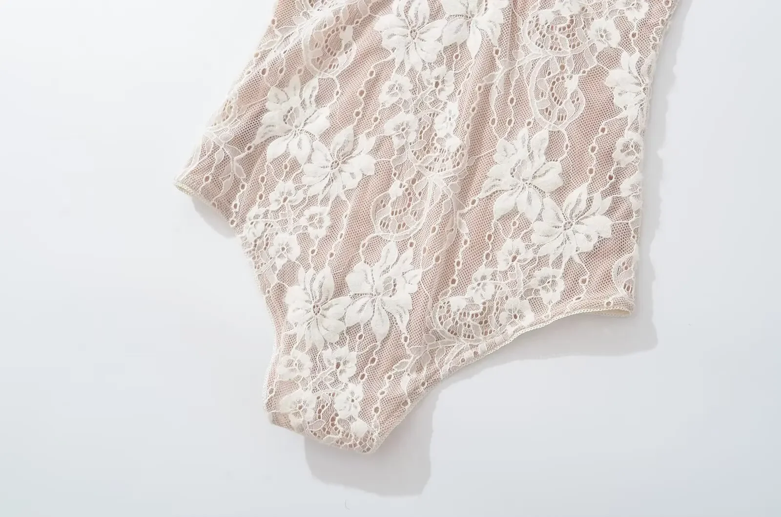 Sexy, durchsichtiger Spitzen-Bodysuit mit Futter, rückenfreier Spaghetti-Träger-Body, eng anliegender, kurzer Jumpsuit, figurbetonte Romper- und Playsuit-Modelle für Damen. – Detail 18
