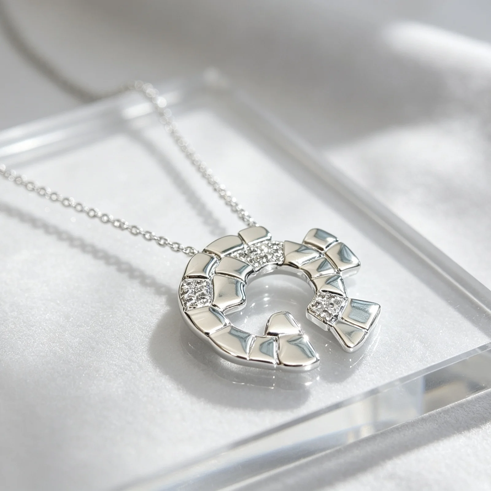Horseshoe‑shaped Inlaid‑chip Pendant Clavicle Chain, Niche Premium Daily‑use Sweater Necklace For Women