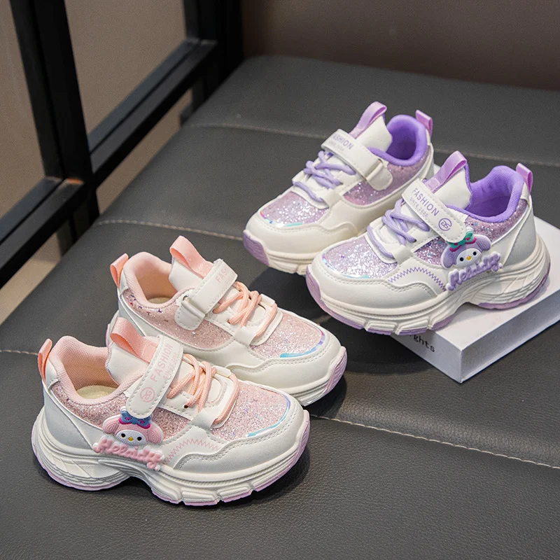 

Детская повседневная обувь, кроссовки из искусственной кожи с блестками, весенняя обувь Kuromi с героями мультфильмов для девочек, нескользящая розовая обувь на липучке, размер 26-37