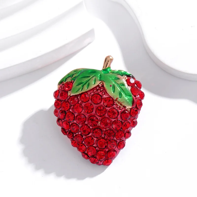 Luxury shiny rhinestone strawberry brooch cute creative fruit corsage fashion pin men and women clothing jewelry gift