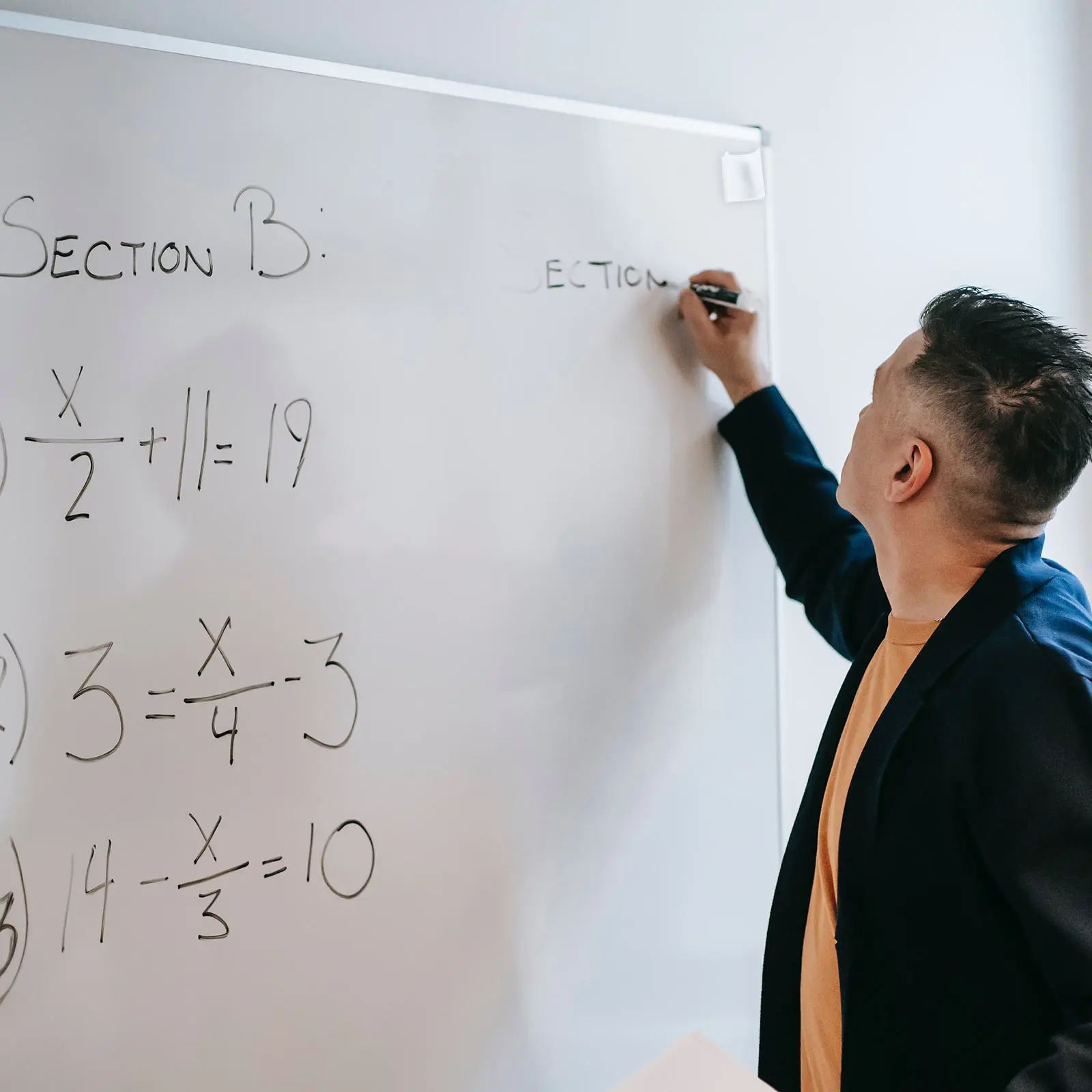 

100pcs Whiteboard Pen Clips Plastic Clamps Adhesive Holders Bulk Wall Mounted Pen Pencil Storage Office Supplies