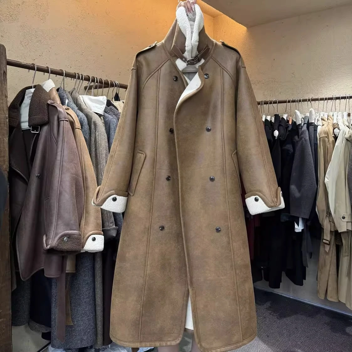 

Женское пальто премиум-класса в корейском стиле, 2025 г., зимняя длинная дубленка, элегантная верхняя одежда с толстым лацканом и пуговицами спереди на плюшевой подкладке