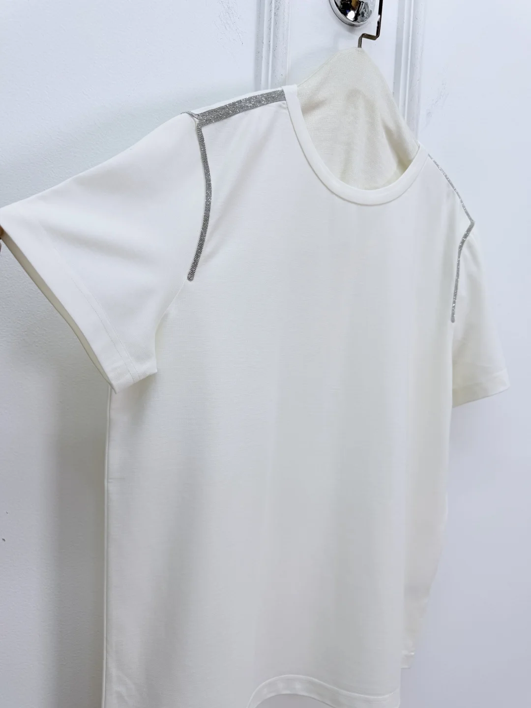 

Стильный и универсальный комплект для повседневной носки: футболка с круглым вырезом и шорты, новый летний стиль 2026 года.