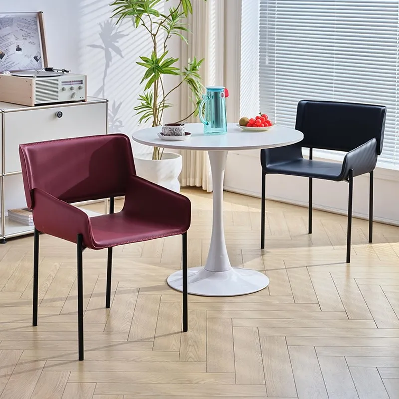 Sedia da pranzo moderna e minimalista in pelle con comode schienale e braccioli