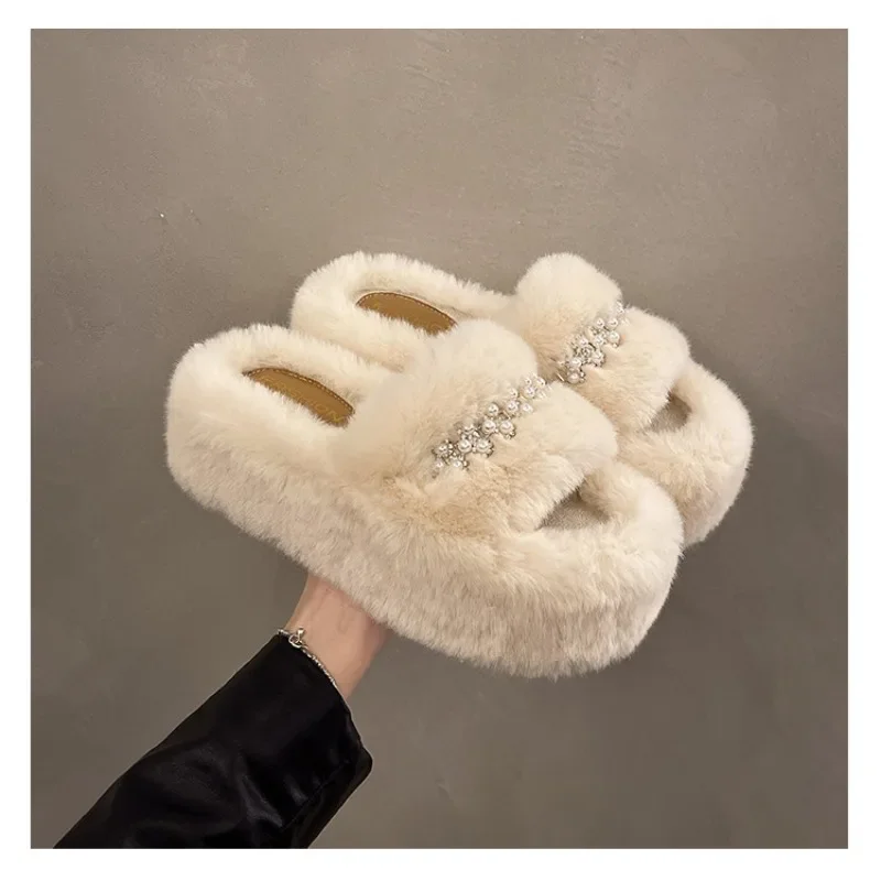 Neue Winter-Hausschuhe für Damen mit offenem Zehenbereich, kurzem Plüsch, modischer Strass- und Perlenverzierung, rutschfest, mit klobiger Plateausohle und flauschigem Innenfutter – Detail 10