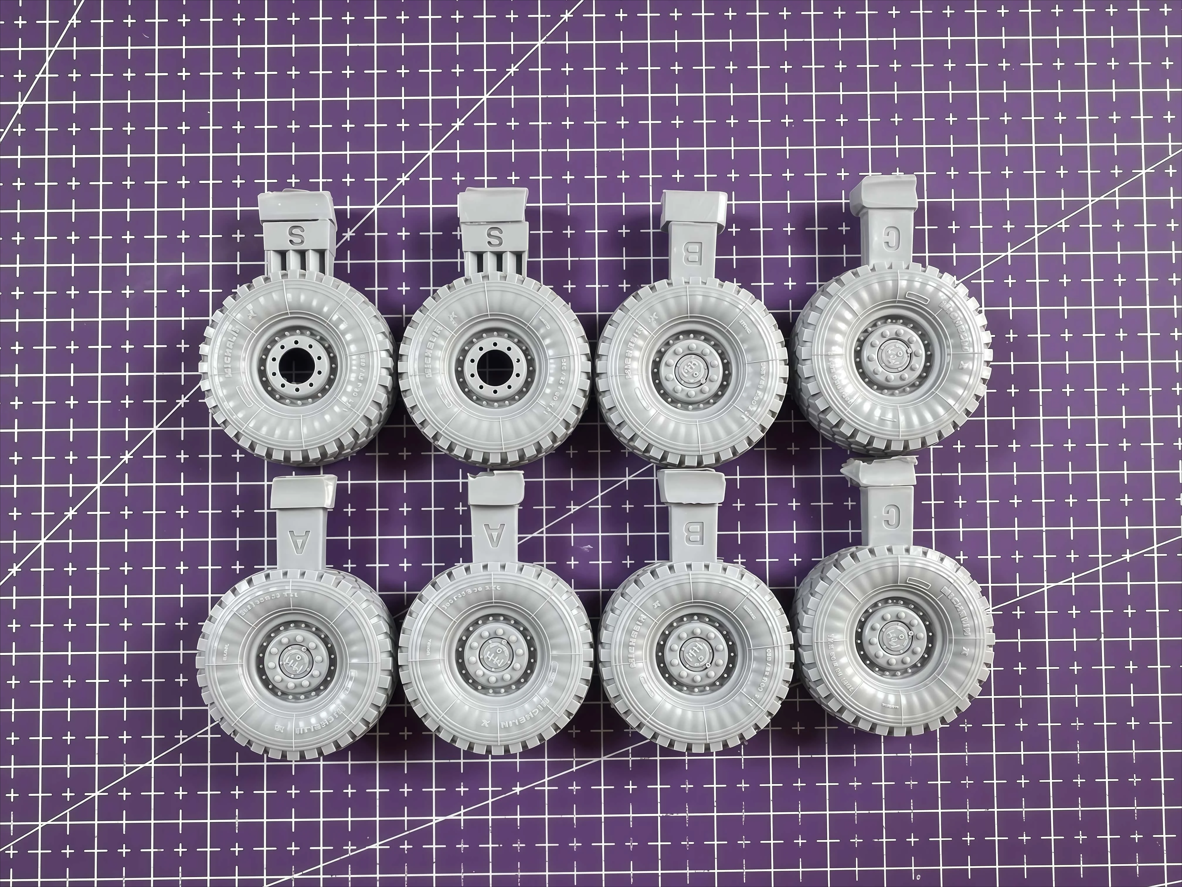 

1/35 Cast Resin Model, Tire Modification Accessories, Unpainted (suitable for 6 * 6 Cougar Lightning Protection Vehicles)