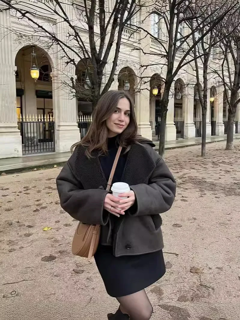 

Шерсть ягненка и женщина в готическом стиле с цветными блоками, разделенный стиль, зоновая мода, разделенный вид, перегородка, эстетический отдельный дизайн для девочек