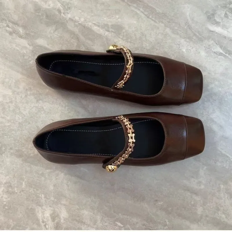 Damen-Mary-Jane-Schuhe mit quadratischer Zehenpartie, aus weichem Kunstleder mit goldfarbener Kettendekoration, im Retro-Eleganz-Stil, mit bequemem, flachem Absatz, passend zu jedem Outfit. – Detail 4