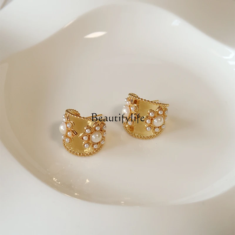 Mild Luxury Retro Palace Metal Pearl Earrings Temperamental Minority Design Sense