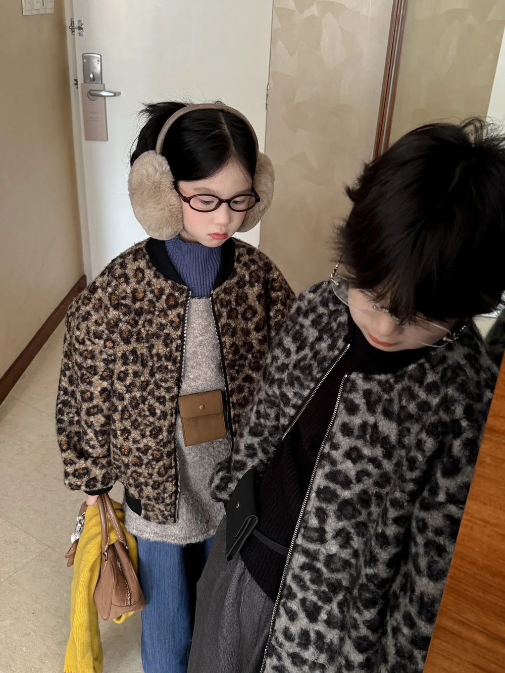 2025 شتاء جديد الأطفال معطف طويل الأكمام الفتيات سميكة الدافئة سستة سترة موضة ليوبارد طباعة الفتيان سترة غير رسمية ملابس الاطفال