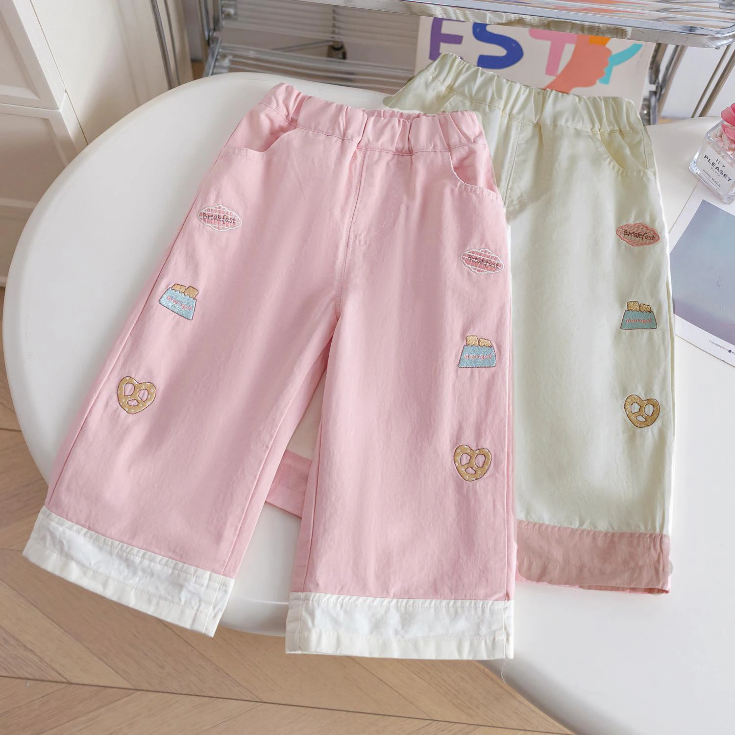 لطيف طفل الفتيات الكرتون التطريز السراويل الربيع الصيف فضفاض السراويل المستقيمة غير رسمية 2025 جديد الفتيات السراويل 1-6 سنوات