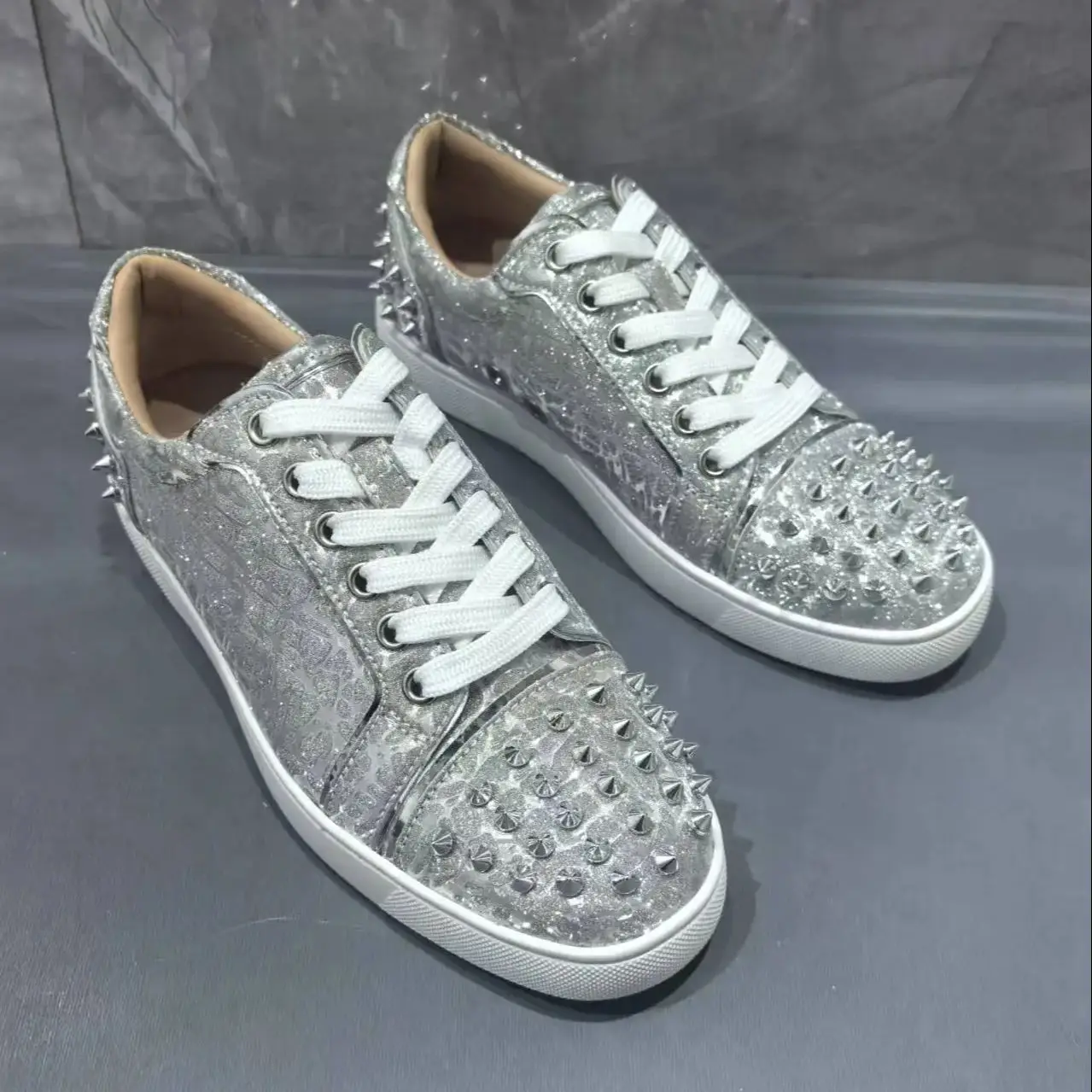 Givencci Zilver Volledige Klinknagels Vrouwen Platte Schoenen Ronde Neus Smalle Band Lace-Up Sapatos Femimino Street Style Mode Sneakers vrouwelijke