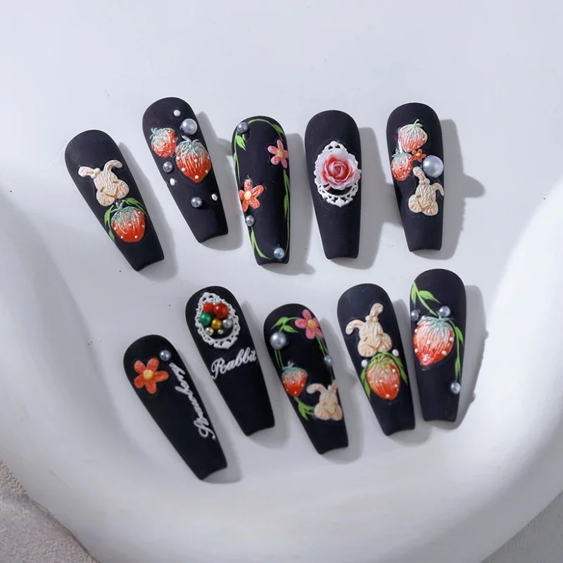 Delicate Geborduurde Konijn Aardbei Fruit Crème Bloemen Reliëfs Reliëf Zelfklevende Nail Art Stickers Schattige Konijn Manicure Sticker